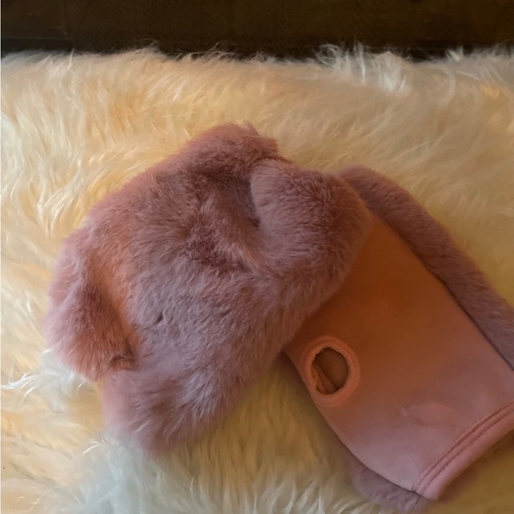 Mauve Faux Fur Mitts🔥 - Picture 2 of 2